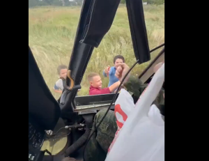 Ρώσοι στρατιωτικοί φέρνουν με ελικόπτερο δώρα σε παιδιά του Ντονμπάς, vid