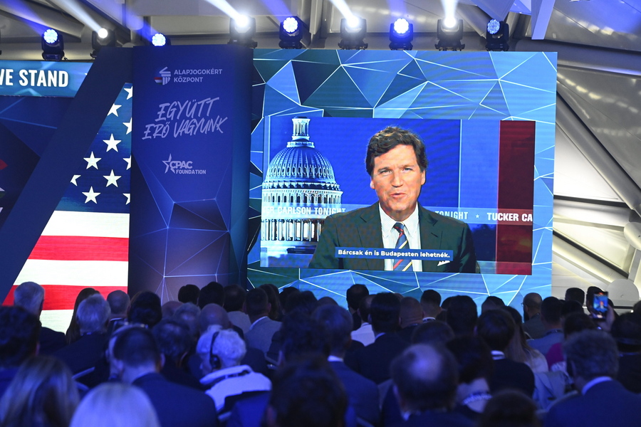 Tucker Carlson: Οι ΗΠΑ στέλνουν δισεκατομμύρια σε άθλιους ολιγάρχες στην Ουκρανία