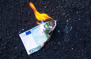 ΕΚΤ: «Αυξήθηκαν τα πλαστά τραπεζογραμμάτια» – Ακόμα μία δικαιολογία για να εξαφανίσουν τα μετρητά;