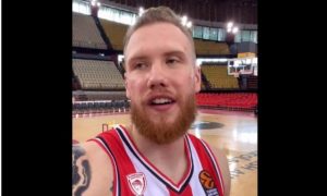 Στο ΣΕΦ ο Μπραζντέικις – Φόρεσε για πρώτη φορά τα ερυθρόλευκα