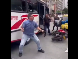 Βγήκε με χατζάρα ο οδηγός του λεωφορείου και άρχισαν τα ουρλιαχτά, vid