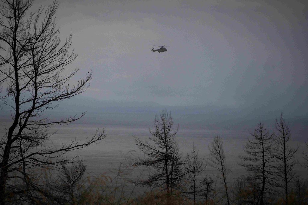 Πτώση ελικοπτέρου: Βατραχάνθρωποι, πλωτά σκάφη του Λιμενικού και ελικόπτερο στην αναζήτηση του αγνοούμενου πιλότου