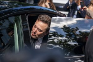 Η εμφάνιση έκπληξη του Έλον Μασκ στην Παναγία των Παρισίων: Εντυπωσιασμένος από το θέαμα – Βίντεο