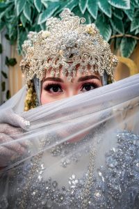 Ινδονησία: Γαμπρός το έσκασε την ημέρα του γάμου και πάντρεψαν τη νύφη με τον πεθερό για να μην πάνε χαμένα τα έξοδα! (video)