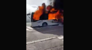 Ηλεκτρικό λεωφορείο πιάνει φωτιά εν κινήσει – ΒΙΝΤΕΟ!!!