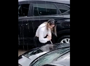 Αντιζηλία;; Δείτε με τι μένος κατέστρεφε το ξένο αμάξι, vid