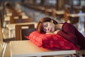 Πώς ο τρόπος που κοιμάστε, επηρεάζει την υγεία σας, σύμφωνα με νέα μελέτη