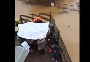 «Κανένας δεν ήρθε»: Με καρότσα σε τρακτέρ μετέφεραν 80 άτομα που είχαν εγκλωβιστεί, vid