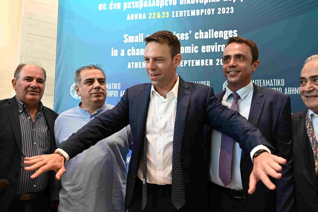 O Κασσελάκης στο συνέδριο ΓΣΕΒΕΕ-ΕΕΑ – Αντάλλαξε γραβάτες με τον πρόεδρο του Επαγγελματικού Επιμελητηρίου Αθηνών (photo)
