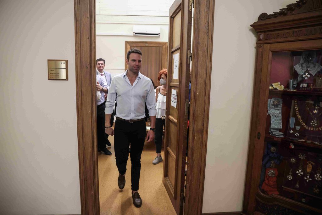 Οι πρώτες εικόνες με Κασσελάκη από τη Βουλή με βλέμμα που…παγώνει