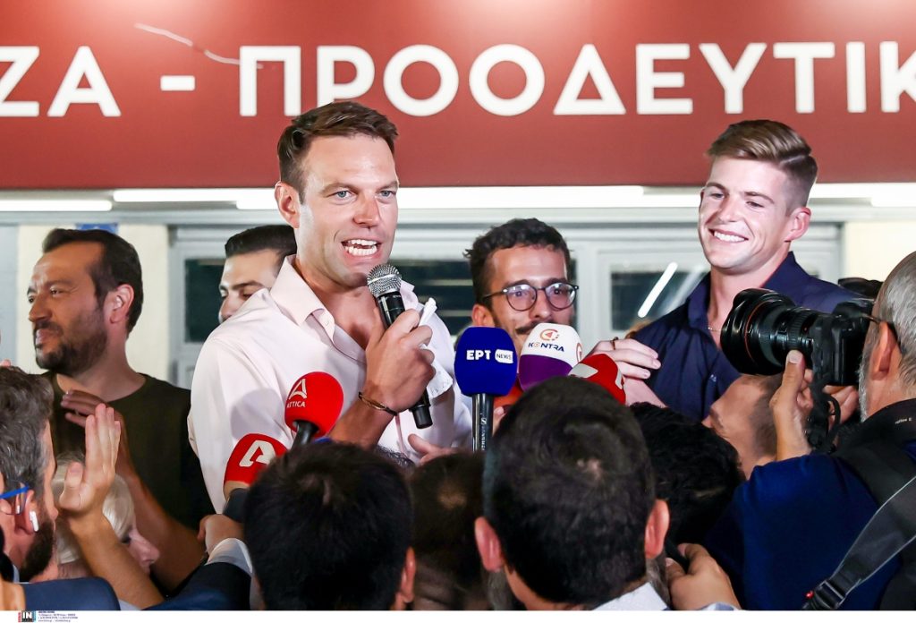 Ποιός ήταν ο άντρας που έκλεινε το μάτι στον Κασσελάκη;;; vid