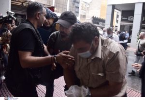 «Γιατί τον έσπρωξες»! Φώναζαν στα δικαστήρια στους κατηγορουμένους για τον θάνατο στο πλοίο, vid