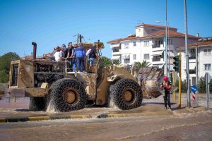 Εργατικές Κατοικίες Γιάννουλης Λάρισα: Με φαγάνα η μεταφορά δεκάδων ανθρώπων που πρέπει να πάνε στο νοσοκομείο!!! (video)