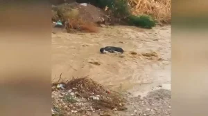 Συγκλονιστικό βίντεο από το Μενίδι: Άνδρας παρασύρθηκε και σώθηκε από θαύμα