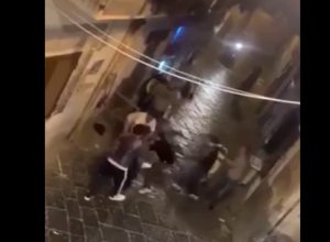 Νάπολη: Έπιασαν Αφγανό να κλέβει από διαμέρισμα και τον λίντσαραν – Σκληρό ΒΙΝΤΕΟ