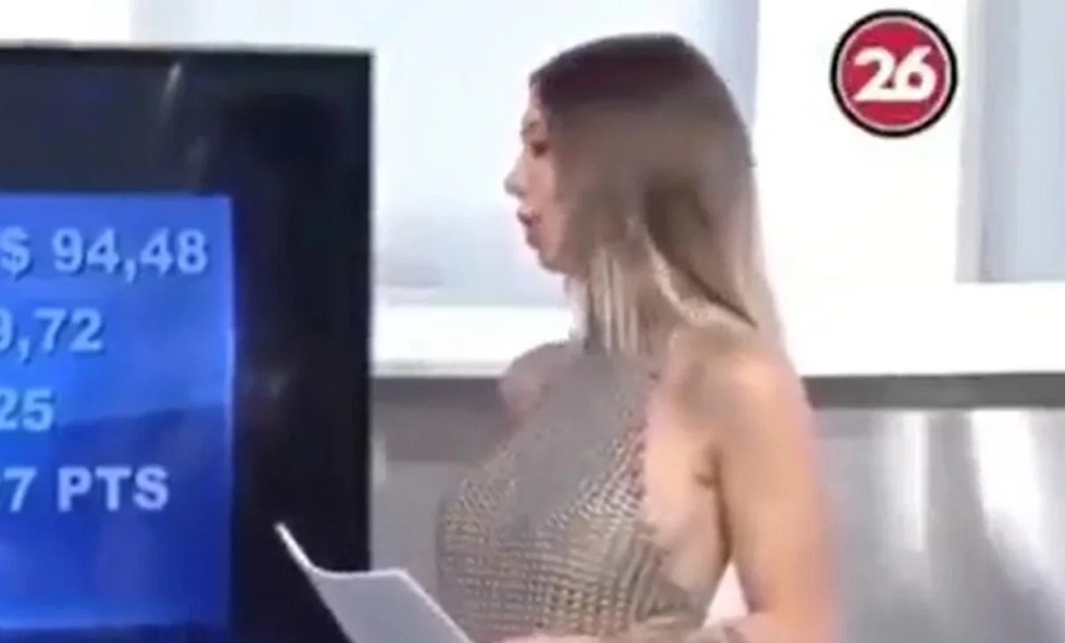 Πιάστηκε στην κάμερα: Παρουσιαστής έκανε απαράδεκτη κίνηση κάτω από το τραπέζι βλέποντας την καλλονή, vid