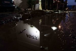 Πλατανιάς Πηλίου: Απίστευτο!!! Τριώροφη οικοδομή γέρνει και την συγκρατεί ένα μισοβυθισμένο λεωφορείο… (video)