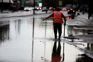 Κολύμπησε για να σώσει κόσμο και έβγαλε εξανθήματα! Ανησυχία για μολυσμένα ύδατα στη Θεσσαλία, vid