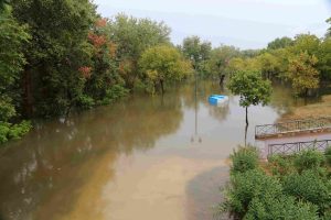Κάτοικος χωριού Κεραμίδη: “Ακόμα το νερό είναι μέσα στο χωριό σε ορισμένα σημεία στα 4 μέτρα! Όλα τα σπίτια είναι έτοιμα να πέσουν” video