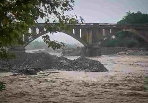 Εύβοια: Ολόκληρο σπίτι παρασύρθηκε από τα ορμητικά νερά, video