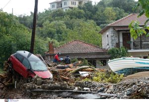 Άγρια επίθεση πλημμυροπαθών στον Περιφερειάρχη Θεσσαλίας! Δείτε ΒΙΝΤΕΟ