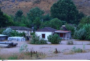 «Πού είσαι βρε αγόρι μου»: Η συγκινητική στιγμή που άνδρας βρίσκει ζωντανή την μάνα του στην Καρδίτσα