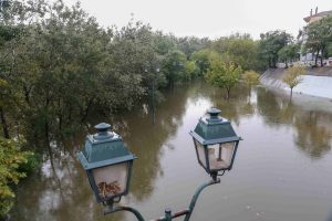 Υπερχείλιση Πεινιού: Άρχισαν να πλημμυρίζουν τα πρώτα σπίτια στην πόλη της Λάρισας! (video)