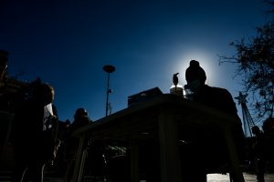Επικίνδυνος κατήφορος: Εκεί χαλάνε τα περισσότερα λεφτά οι Έλληνες, εκεί τα λιγότερα, vid