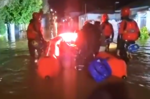 Πυροσβεστική: 1.181 διασώσεις σε τρία 24ωρα! Στιγμιότυπα από απεγκλωβισμό την νύχτα