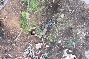 Φρικιαστικά πλάνα από την Ουκρανία: Drone ρίχνει εκρηκτικά σε στρατιώτη που εκλιπαρεί για την ζωή του, vid
