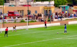 Άπαιχτος!! Πήγε…βόλτα μέχρι τη σέντρα για να εκτελέσει το πέναλτι, vid