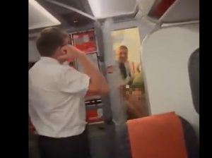 EasyJet: Ζευγάρι έγινε τσακωτό να κάνει σεξ σε τουαλέτα αεροπλάνου – Δείτε βίντεο που έχει γίνει viral