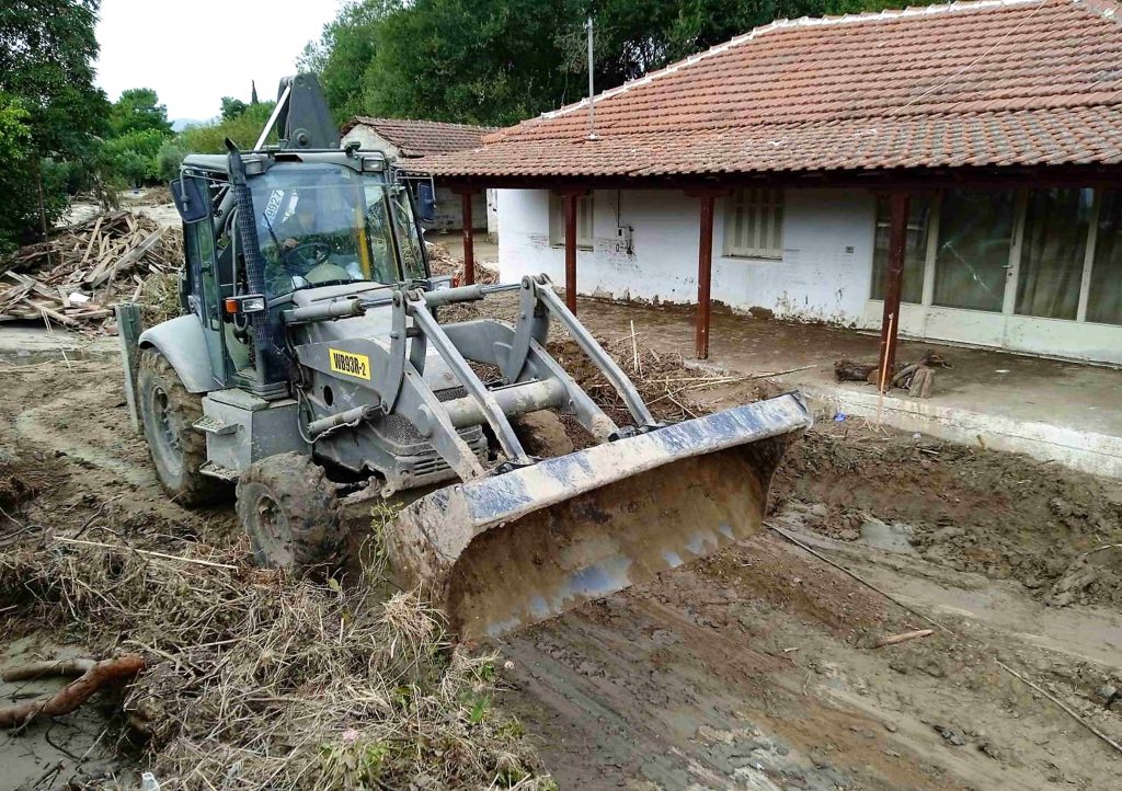 Θεσσαλία: Ο στρατός απομακρύνει μέρα νύχτα μεγάλα αντικείμενα από πλημμυρισμένα σπίτια και δρόμους (video)