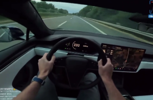 «Άνοιξε» ένα Tesla στην ευθεία και έπαθε την πλάκα της ζωής του, vid