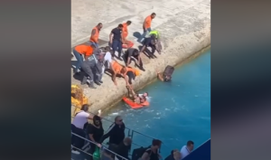 Σοκαρίστηκαν στην Τήνο: Γυναίκα έπεσε στην θάλασσα κατά την επιβίβασή της στο πλοίο – Δείτε ΒΙΝΤΕΟ