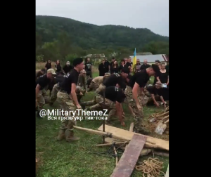Κάνουν…κάμψεις μπροστά στα μνήματα Ουκρανών που σκοτώθηκαν στο μέτωπο, vid