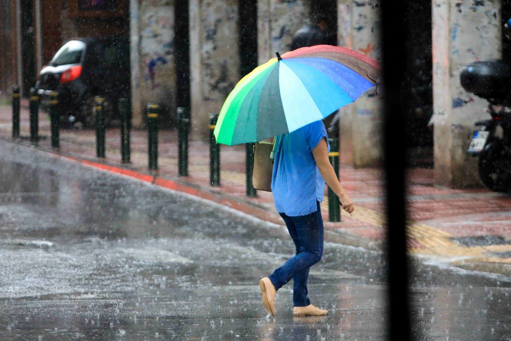 Βροχές και καταιγίδες το σκηνικό του καιρού σήμερα – Στους 34 βαθμούς ο υδράργυρος