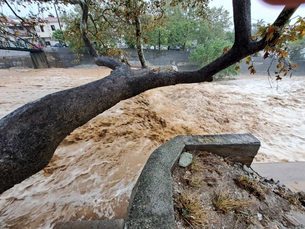 Δύο νεκροί εξαιτίας της καταιγίδας Έιμι που πλήττει τη βορειοδυτική Γαλλία, vid