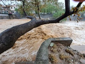 Μαγνησία: Αυτοκίνητο «θαλασσοδέρνεται» στην παραλία του Αϊ Γιάννη – Κόβουν την ανάσα τα πλάνα