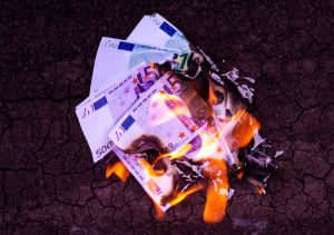 «Θα βάλω φωτιά στο σπίτι»: Πρωτοφανείς στιγμές στην Ελλάδα, η οποία γονατίζει από τα funds! vid