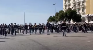 Θεσσαλονίκη: Εντυπωσίασαν οι στρατιωτικές μπάντες και οι σπουδαστές της ΣΣΑΣ, vid