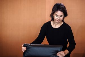 Ασχετοσύνη ή επίσημη κήρυξη πολέμου στην Ρωσία;;; Σάλος με την δήλωση της Γερμανίδας ΥΠΕΞ, vid