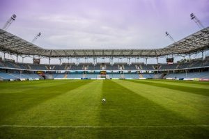 Ελβετοί οπαδοί εισέβαλαν στο γήπεδο βγάζοντας σκούπες και πετσέτες! Δείτε τι συνέβη(vid)