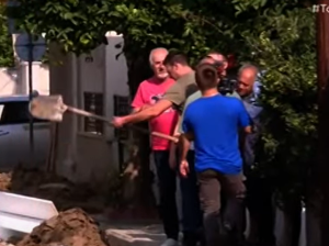 Ο Κασσελάκης άκουσε τον Μπέο – Έβαλε γαλότσες και έριξε φτυαριές – ΒΙΝΤΕΟ