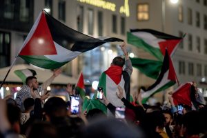 Αραβόφωνοι με σημαίες της Παλαιστίνης και της Τουρκίας έκλεισαν δρόμους στην Πολωνία, vid