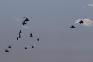 Ελικόπτερα και μαχητικά «έσκισαν» τον ουρανό της Θεσσαλονίκης, vid