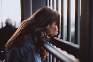Επιδείνωση στους δείκτες ψυχικής υγείας και ευεξίας των εφήβων—κυρίως των κοριτσιών