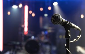 Ο τραγουδιστής των Foo Fighters μαγείρεψε για εκτοπισμένους και πυροσβέστες στο Λος Άντζελες – Βίντεο