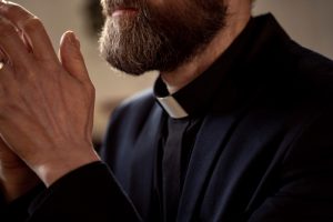 Βατικανό: Πολωνός επίσκοπος παραιτήθηκε αφού ένας ιερέας οργάνωσε… όργιο στην ενορία του