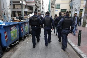 Μεγάλη επιχείρηση της ΕΛ.ΑΣ. σε καταυλισμό Ρομά στη Φυλή – Εντοπίστηκαν όπλα(vid)